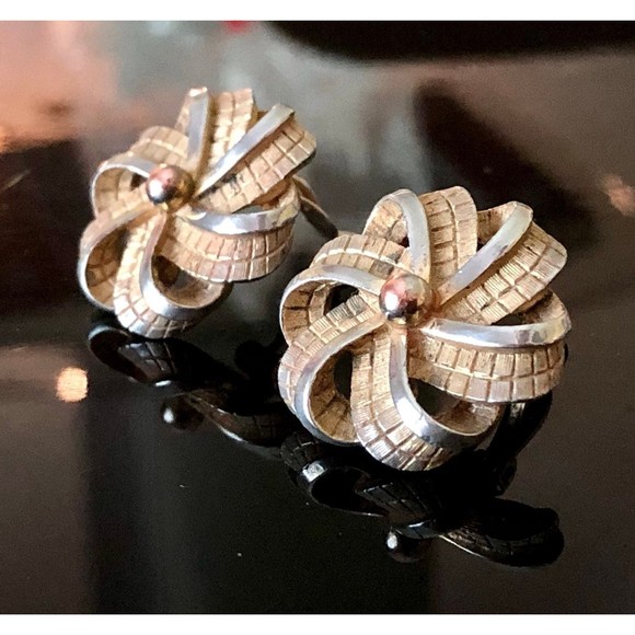 Authentic Vintage 1940s Stamped Silver & Gold Pinwheel Ribbon Clip On Earrings - Picture 1 of 12